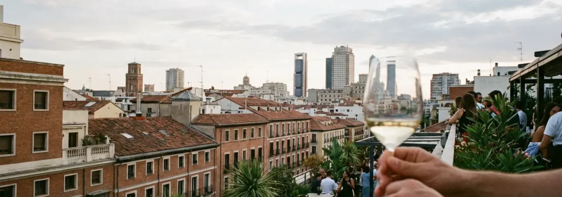 Vista panorámica de Madrid mostrando variedad de edificios residenciales y precios inmobiliarios dispares