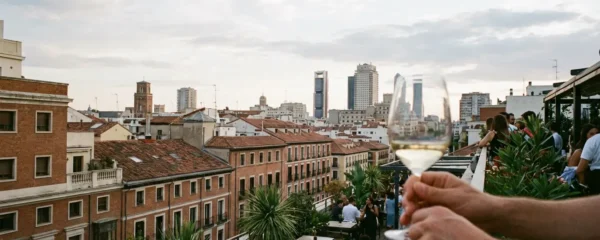 Vista panorámica de Madrid mostrando variedad de edificios residenciales y precios inmobiliarios dispares