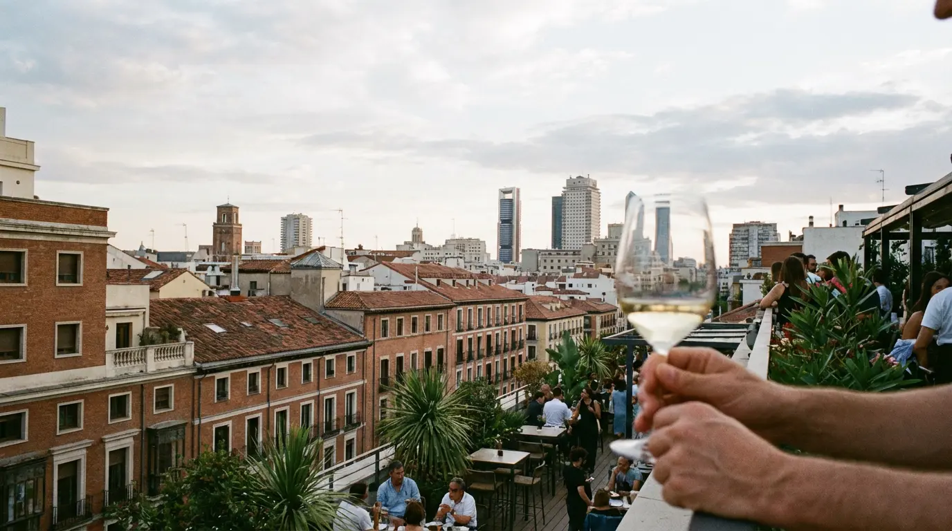 Vista panorámica de Madrid mostrando variedad de edificios residenciales y precios inmobiliarios dispares